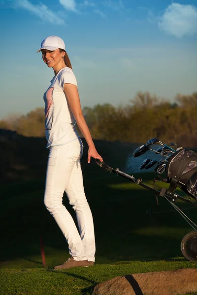 Piękna dziewczyna grać w golfa — Zdjęcie stockowe