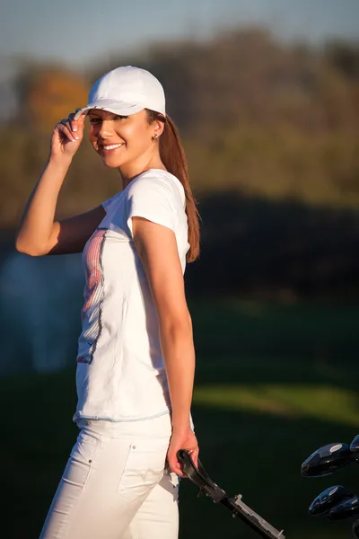 Szépség lány play golf — Stock Fotó