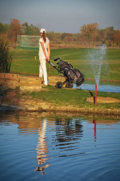 Piękna dziewczyna grać w golfa — Zdjęcie stockowe
