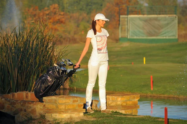 美丽的女孩打高尔夫球 — 图库照片