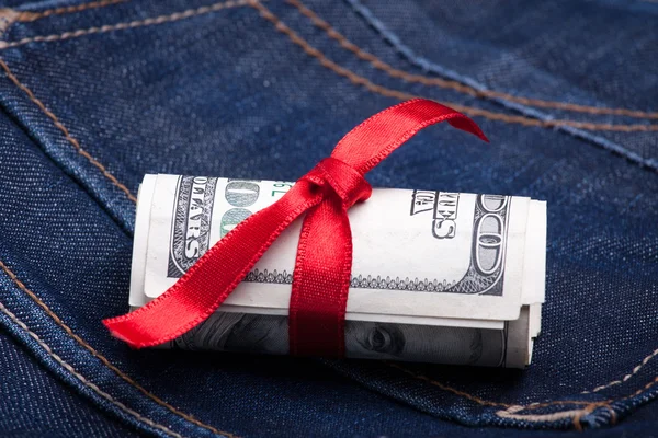 Geld in der Tasche Blue Jeans — Stockfoto