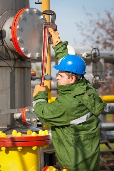 Pracovník plyn a ropné rafinérie — Stock fotografie