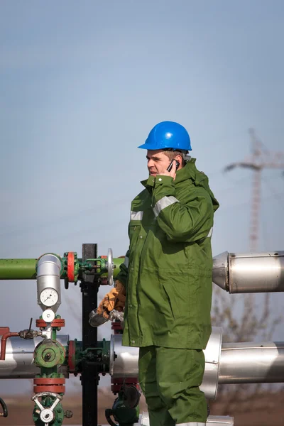 Trabajador en la industria petrolera — Foto de stock © predrag1 #4338367