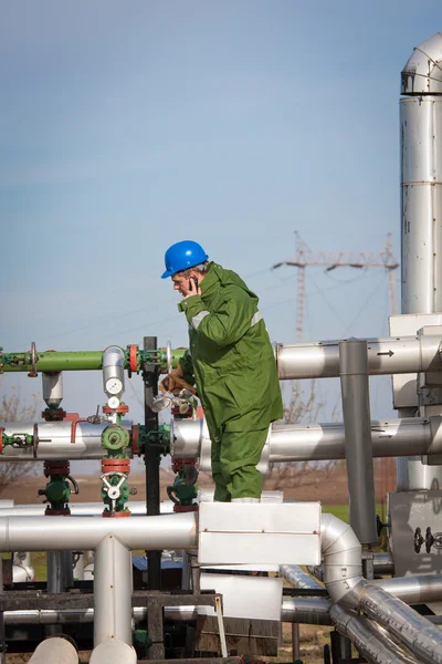 De werknemer van de gas- en olie raffinaderij — Stockfoto