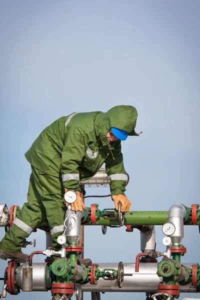 Il lavoratore della raffineria di gas e petrolio — Foto Stock