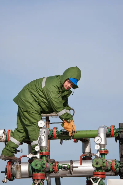 The worker of the gas and oil refinery — Stock Photo, Image