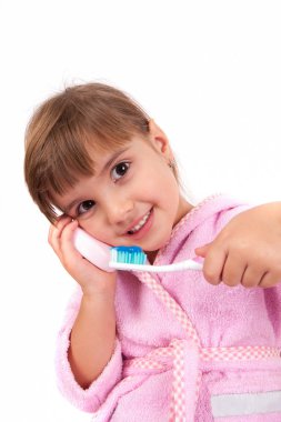 Kız dişlerini fırçalıyor.