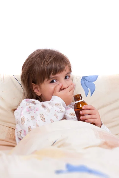 Ребенок принимает витамины ложкой — стоковое фото