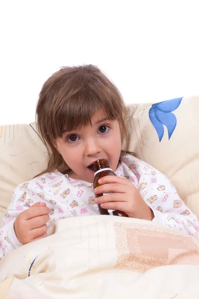 Criança toma vitaminas por colher — Fotografia de Stock