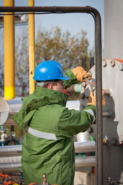 Lavoratore del gas e grandi gasdotti — Foto Stock