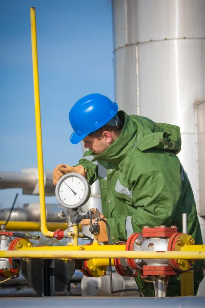 Gas worker and large gas pipelines — Stock Photo, Image