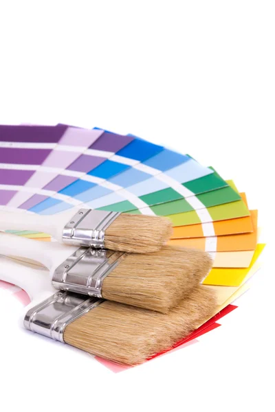 Pinceles para pintar en una paleta de colores — Foto de Stock