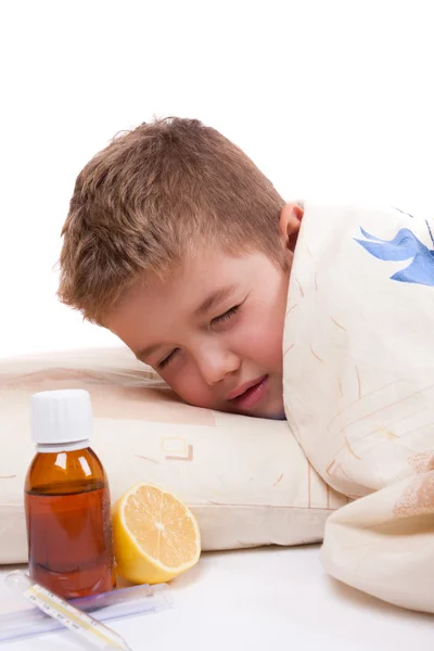 Enfant prend des vitamines par cuillère — Photo