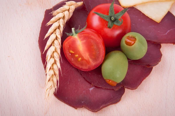 Décoration avec pain complet, jambon, champignons et tomates — Photo