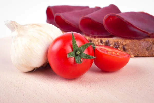 Decoration with wholemeal bread, ham, mushrooms and tomatoes — Stock Photo, Image