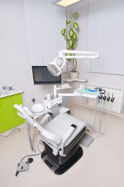 Clínica dental de diseño de interiores con silla y herramientas —  Fotos de Stock