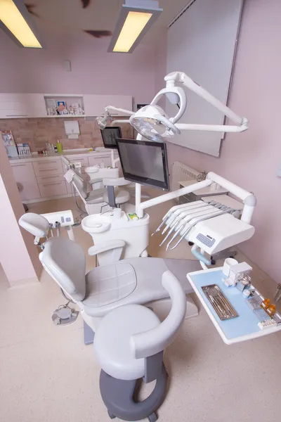 Clínica dental de diseño de interiores con silla y herramientas —  Fotos de Stock