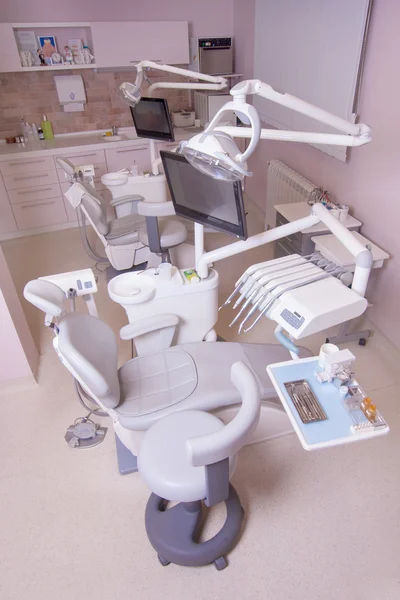 Tandläkarmottagning inredning med stol och verktyg — Stockfoto