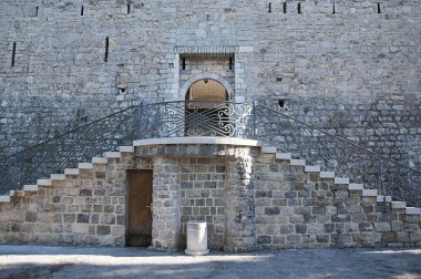 eski şehrin dar sokakta evlerin taş duvarlar