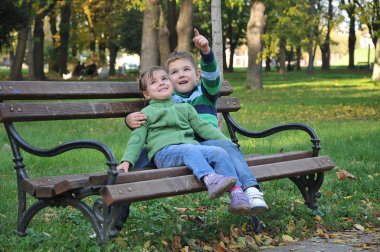 sonbahar parkta oynayan çocuklar