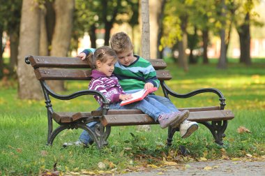 sonbahar parkta oynayan çocuklar