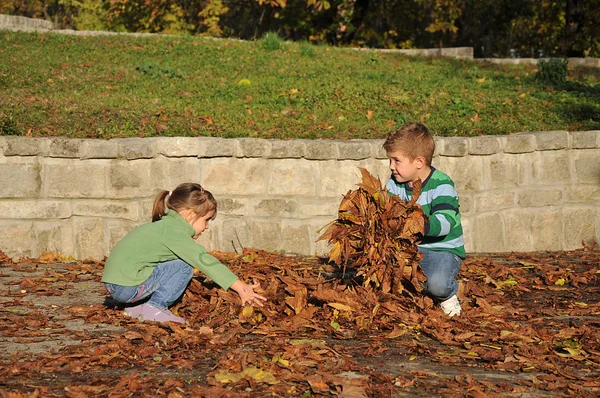 Crianças brincando no parque de outono — Fotografia de Stock