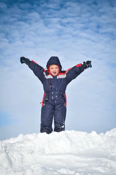 Šťastné malé dítě hraje na sněhu — Stock fotografie