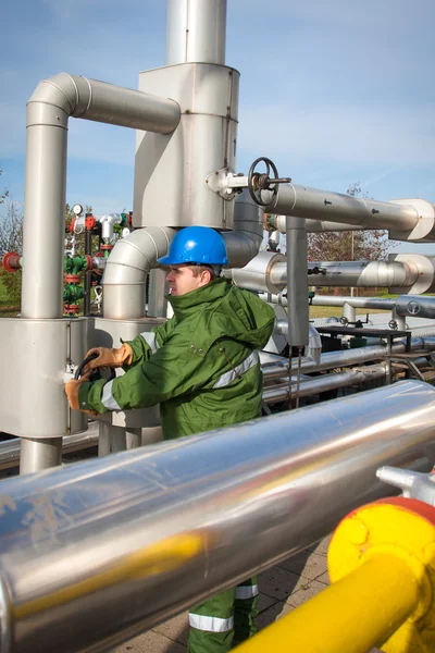 Gas worker and large gas pipelines — Stock Photo, Image