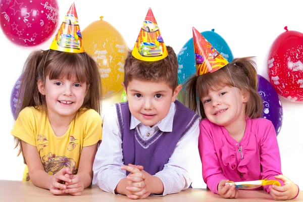 Kinderen vieren verjaardagsfeestje — Stockfoto