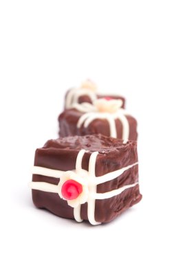 Beyaz arka plan üzerinde izole lezzetli pasta parça