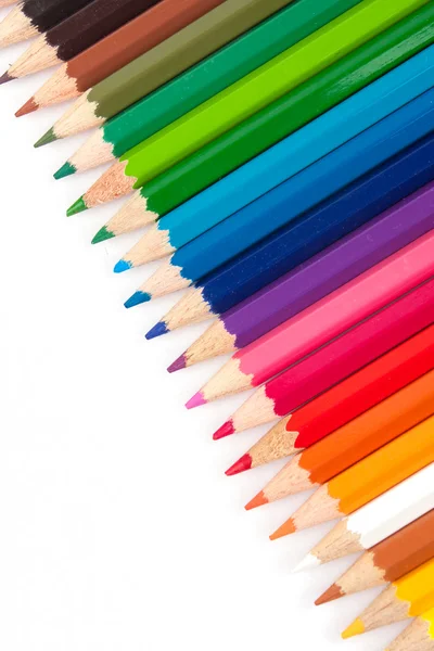 Crayons colorés sur fond blanc . — Photo