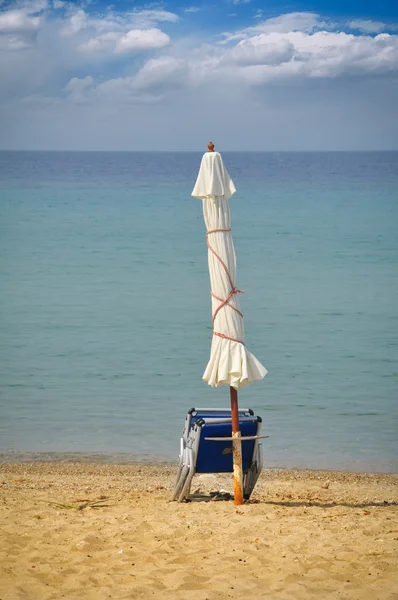 Deck chair and umbrella on the beach — Stock Photo, Image