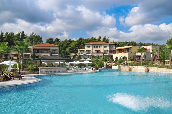 Swimming pool and tree at the luxury hotel — Stock Photo, Image