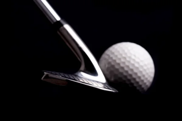 Golf boll på svart bakgrund — Stockfoto