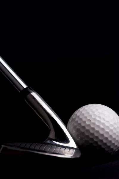 Golfball auf schwarzem Hintergrund — Stockfoto