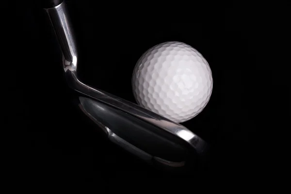 Golfball auf schwarzem Hintergrund — Stockfoto