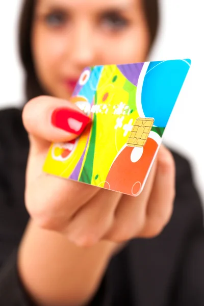 Uma mulher feliz segurando um cartão de crédito — Fotografia de Stock