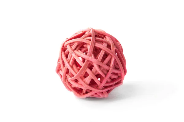 Bola de vime rosa sobre branco — Fotografia de Stock