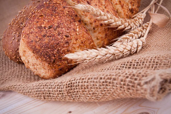 Хлеб и пшеница — стоковое фото