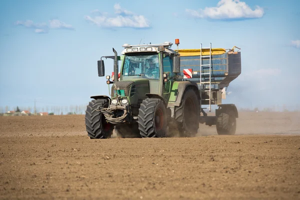 Trator no campo semear — Fotografia de Stock
