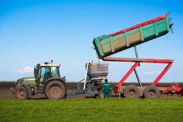 Trator no campo semear — Fotografia de Stock