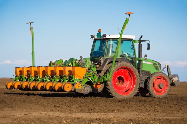 Traktor v oblasti prasnice — Stock fotografie