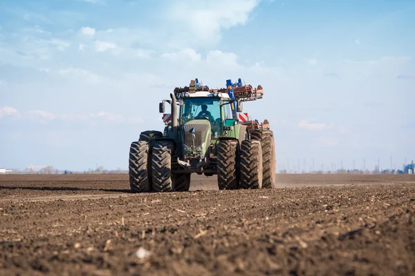 Tractor en el campo sembrar —  Fotos de Stock