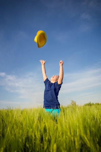 Ragazzo nel grano — Foto Stock