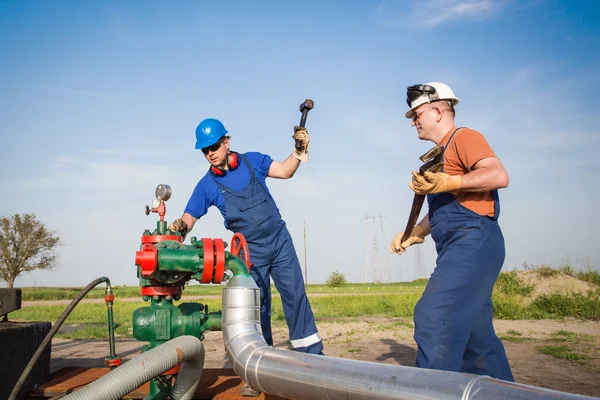 Oil workers — Stock Photo, Image