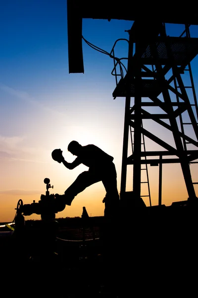 Sílhueta do trabalhador do petróleo — Fotografia de Stock