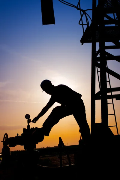 Petrol işçisi siluet — Stok fotoğraf