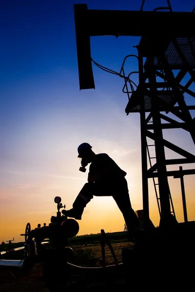 Sílhueta do trabalhador do petróleo — Fotografia de Stock