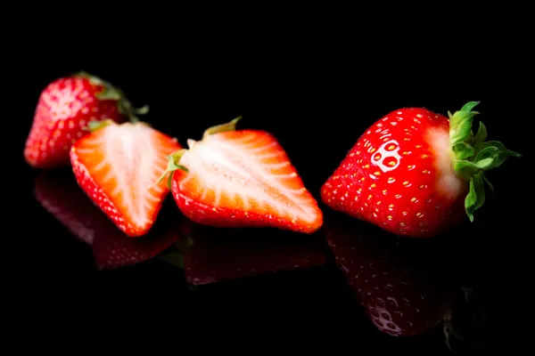 Fraises isolées sur fond noir — Photo