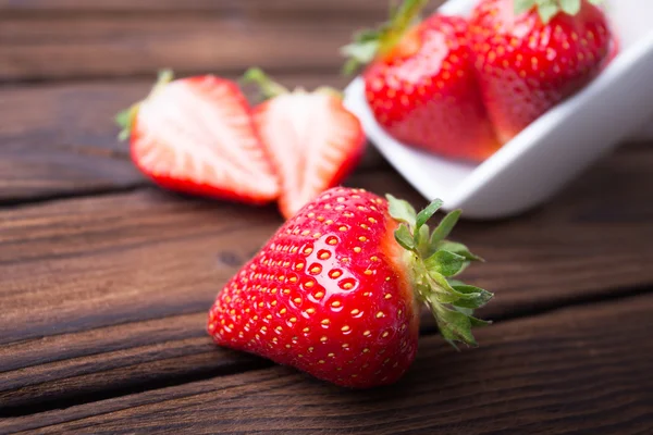 Aardbeien op houten plaat — Stockfoto